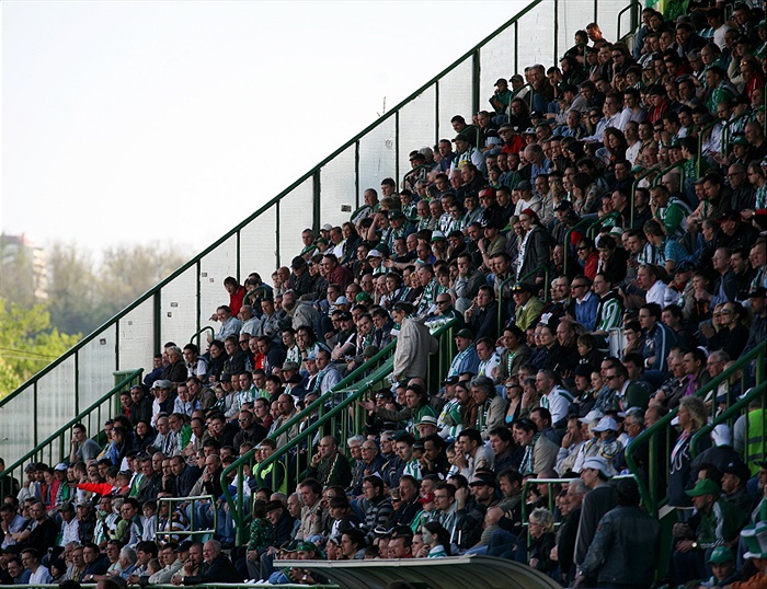 Zaplněná hlavní tribuna.