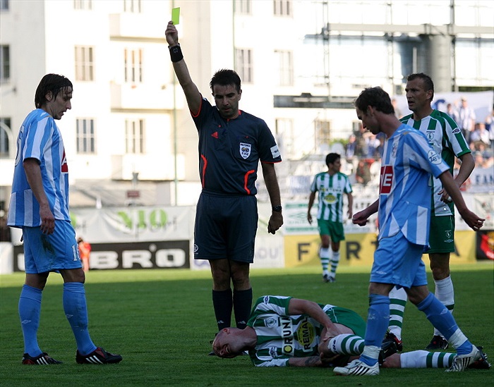 Potrestaný faul Prášila na Hartiga.