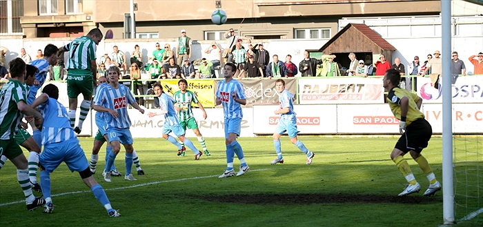 Marek Nikl právě střílí gól.