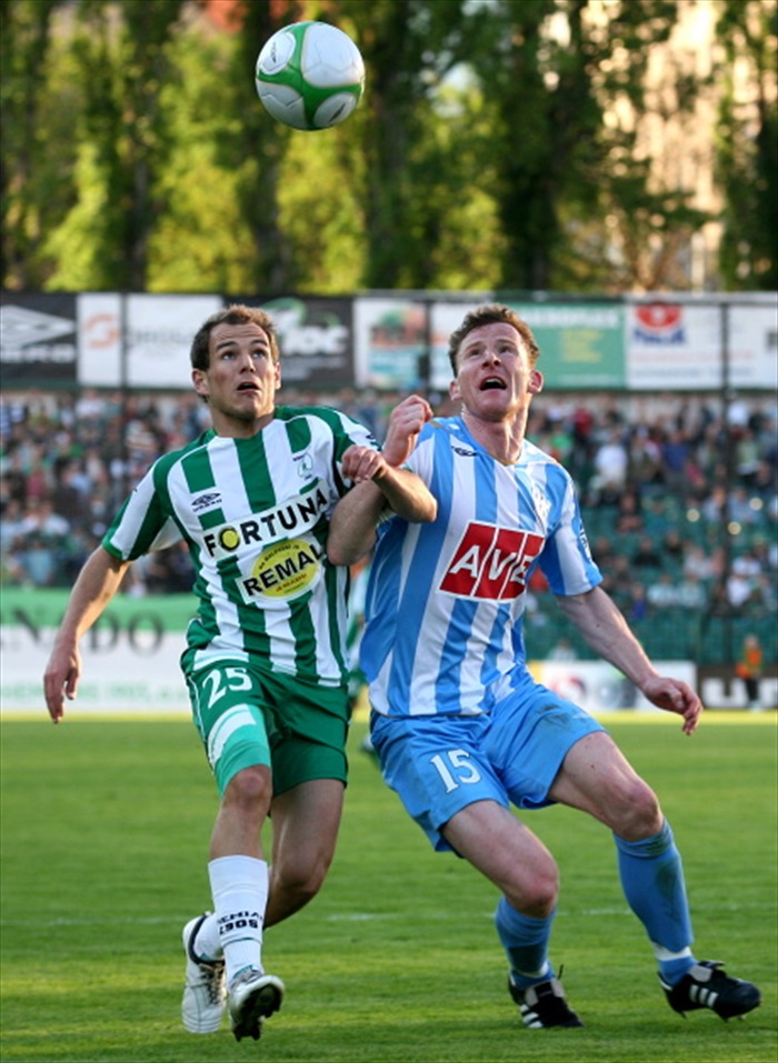 Kotyza vzhlíží k míči.