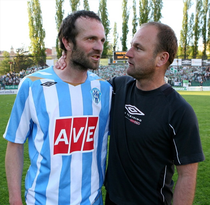 Petr Kunášek v diskusi s trenérem Hoftychem.