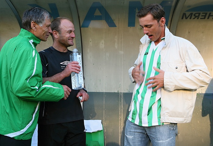 Petr Vondráček ukazuje svůj starý dobrý dres z devadesátých let.