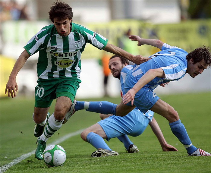 Morávek peláší k brance.