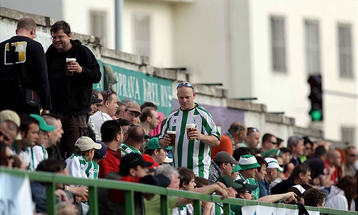 Pohodové odpoledne na tribuně u pošty.