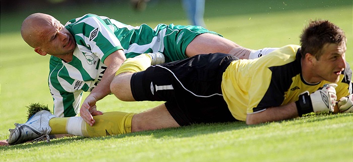 Lukáš Hartig v souboji s gólmanem Frydrychem.