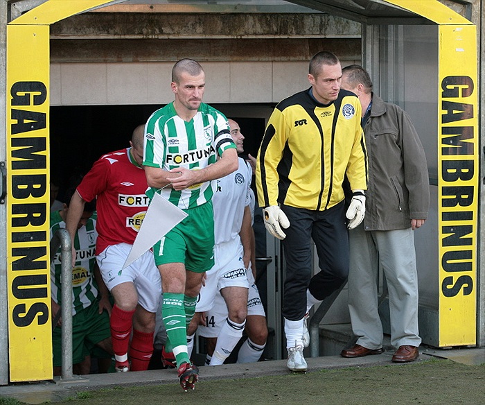 Oba týmy nastupují.