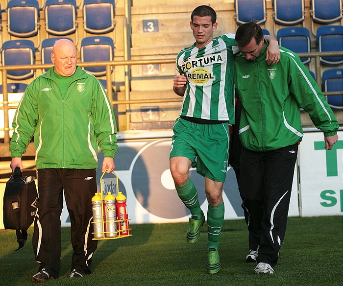 Bartek se zraněným kotníkem odchází ze hřiště.