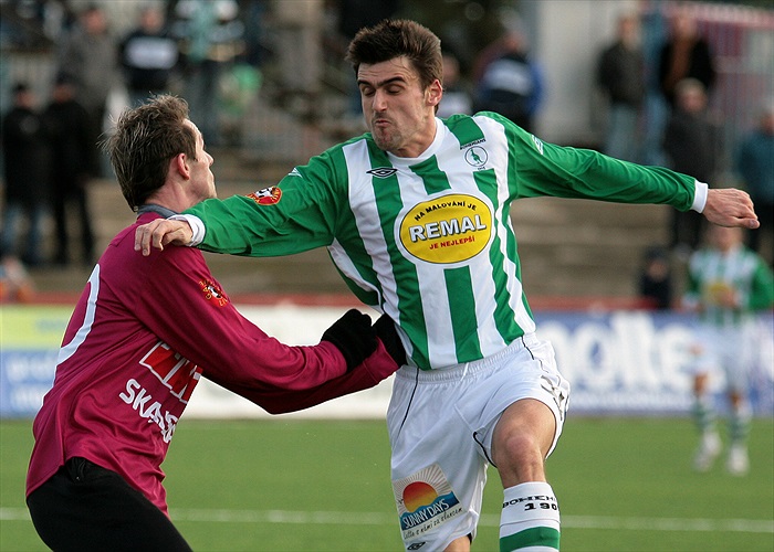 Bálek se dere do útoku.