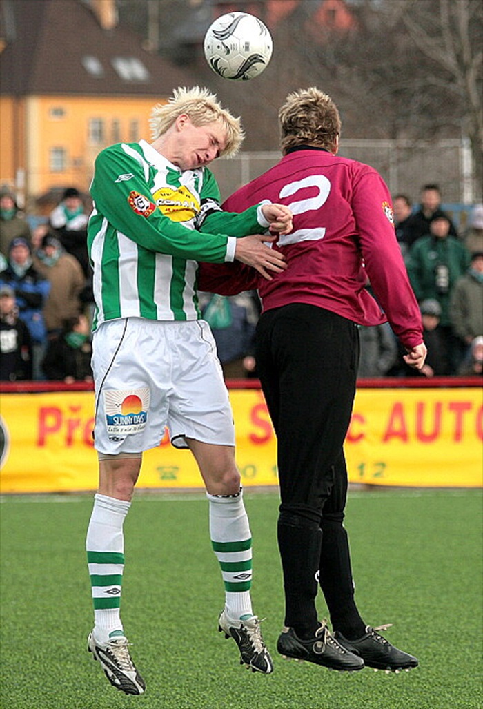 Pávek v hlavičkovém souboji.