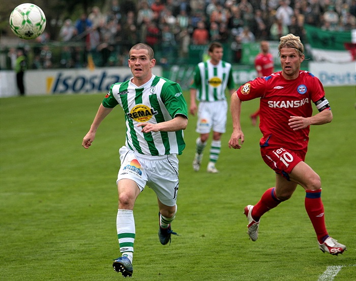 Bartek sprintuje za míčem.