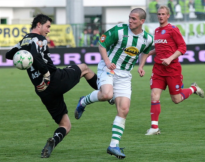 Bartek obhazuje brankáře Lejsala a míří za třetím gólem.