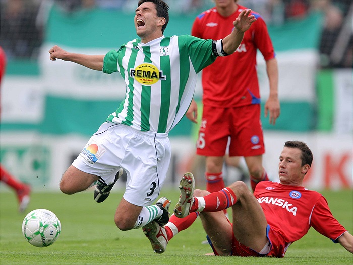 Exklokan Baláž fauluje Lukáše.