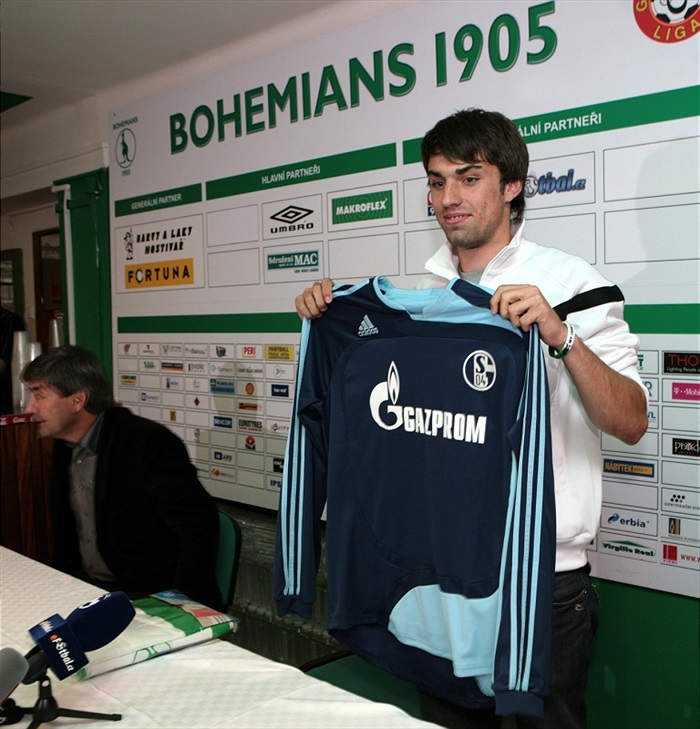 Honza Morávek s dresem, ve kterém v lednu odehrál přípravný zápas.