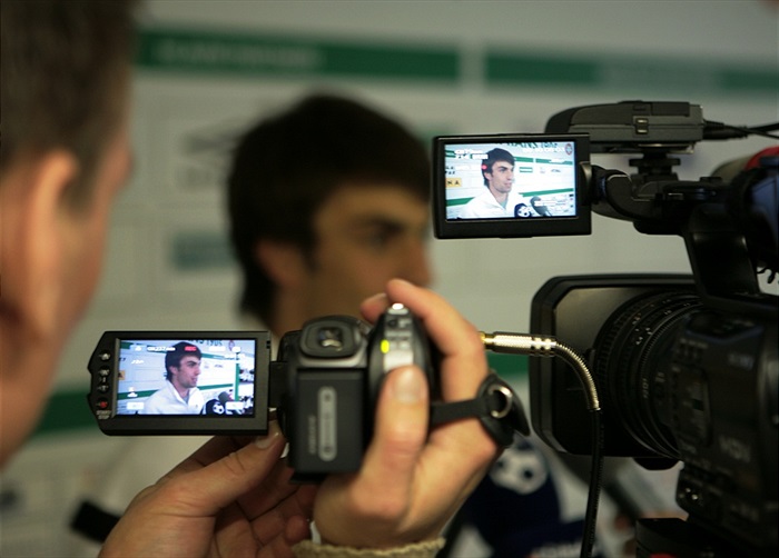 Mori v pozornosti kamer.