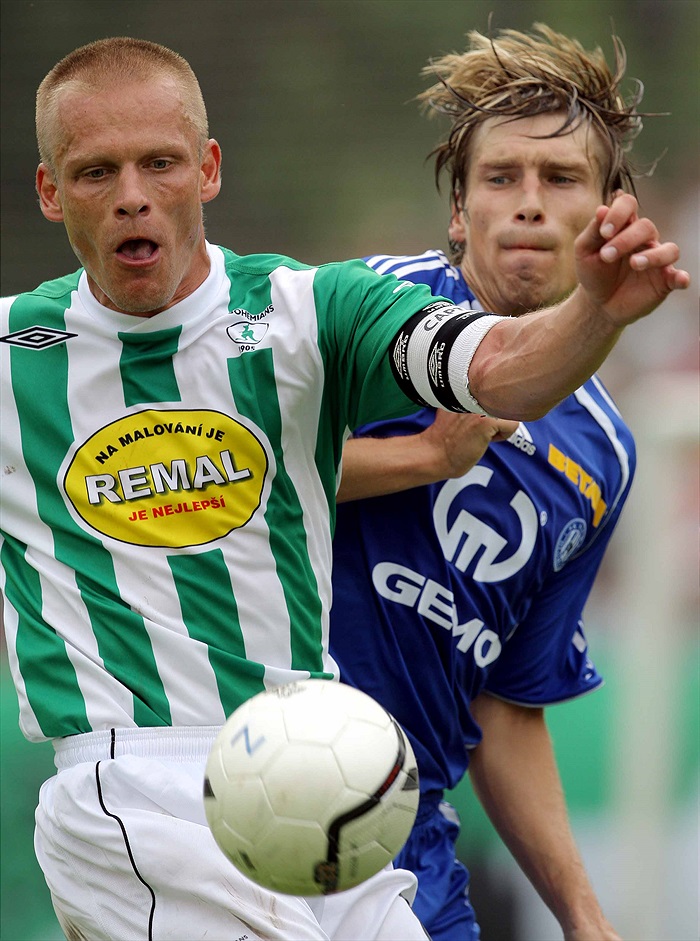 Dalibor Slezák se rve o balón.