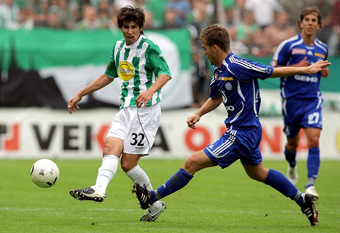 Jeden z trojice středních záložníků - Lukáš Adam.