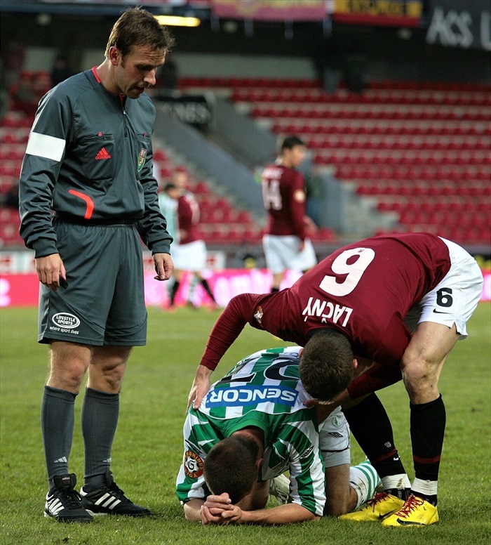 Faulovaný Martin Cseh se těžce sbíral ze země