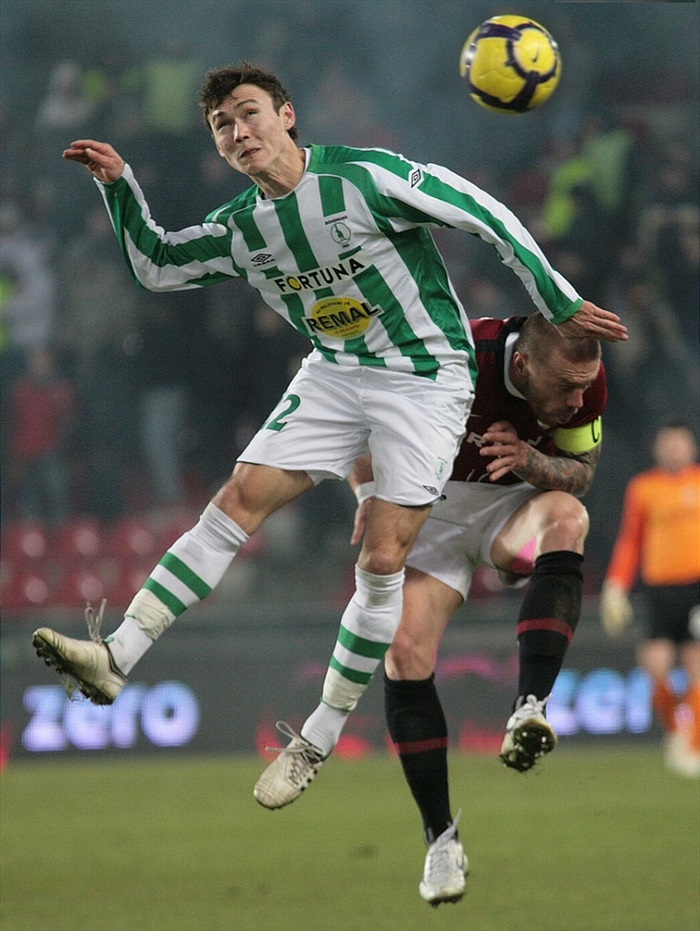 Menší Ibragimov si v hlavičkovém souboji s Řepkou pomohl výborným výskokem