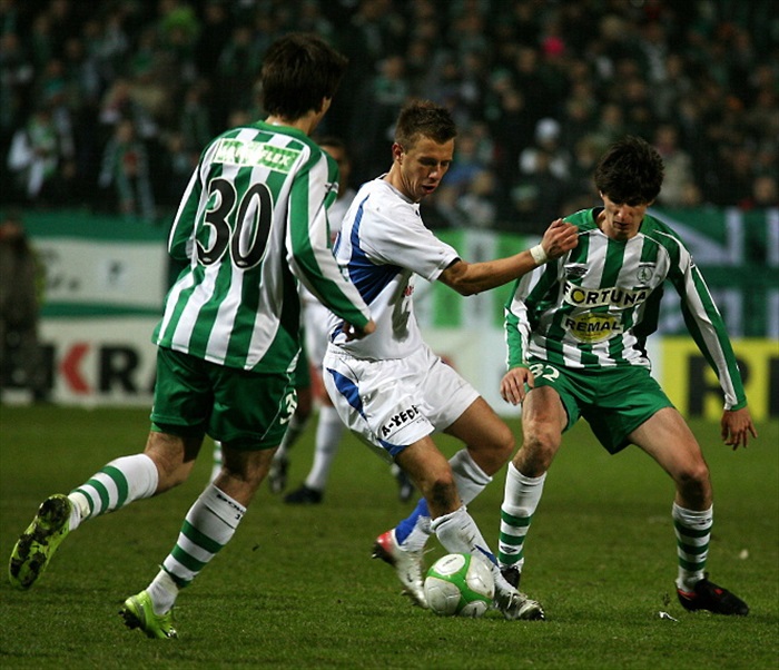 Střední záložníci v obranné práci.