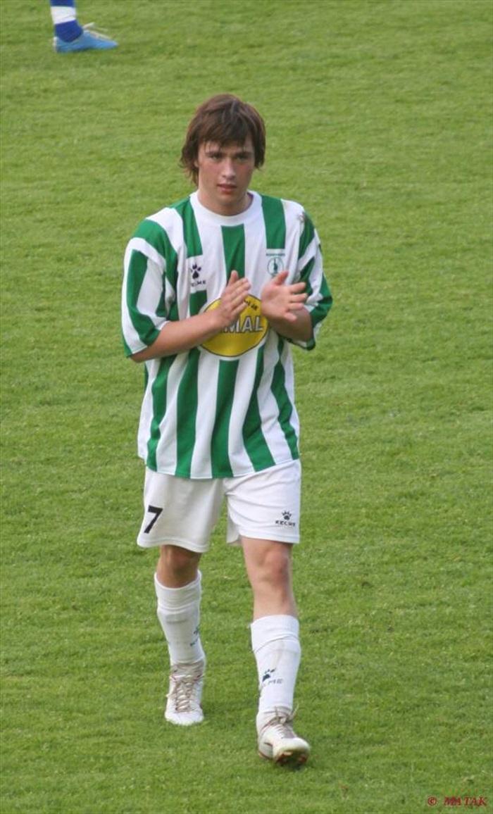 Mladý Ivan Hašek střídá