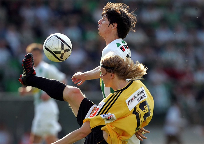 Lukáš Adam v srdnatém boji o míč.