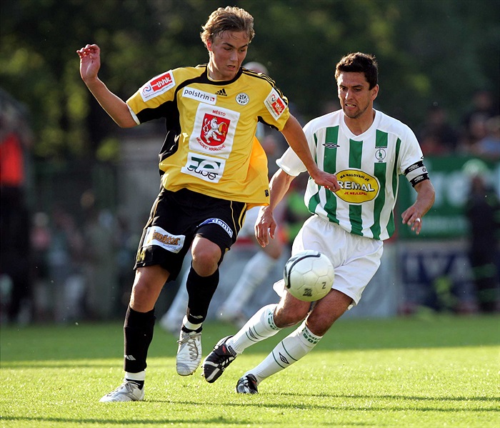 Pavel Lukáš hlídá soupeře.