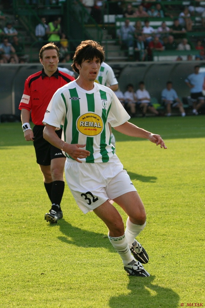 Lukáš Adam pozoruje hru.