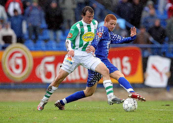 Hašek a Gecov v souboji o míč.