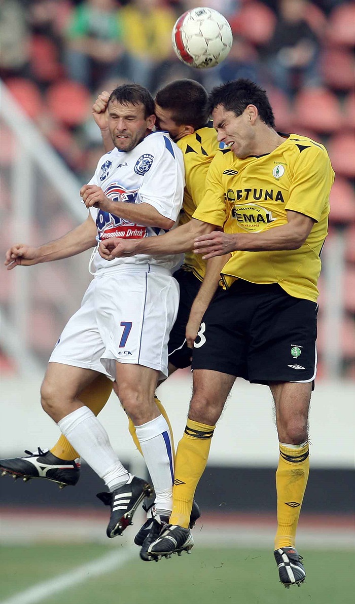 Hlavičkový souboj.