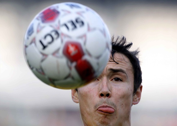 Aziz se soustředí na míč.