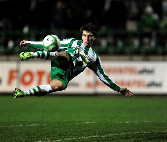 Jan Morávek právě z hranice vápna střílí krásný druhý gól.