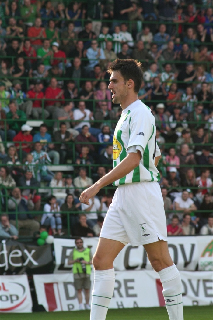 Bálek míří k brance soupeře.