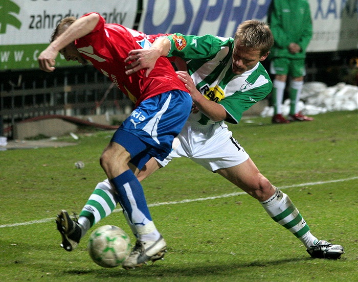 Slezák bojuje o míč.