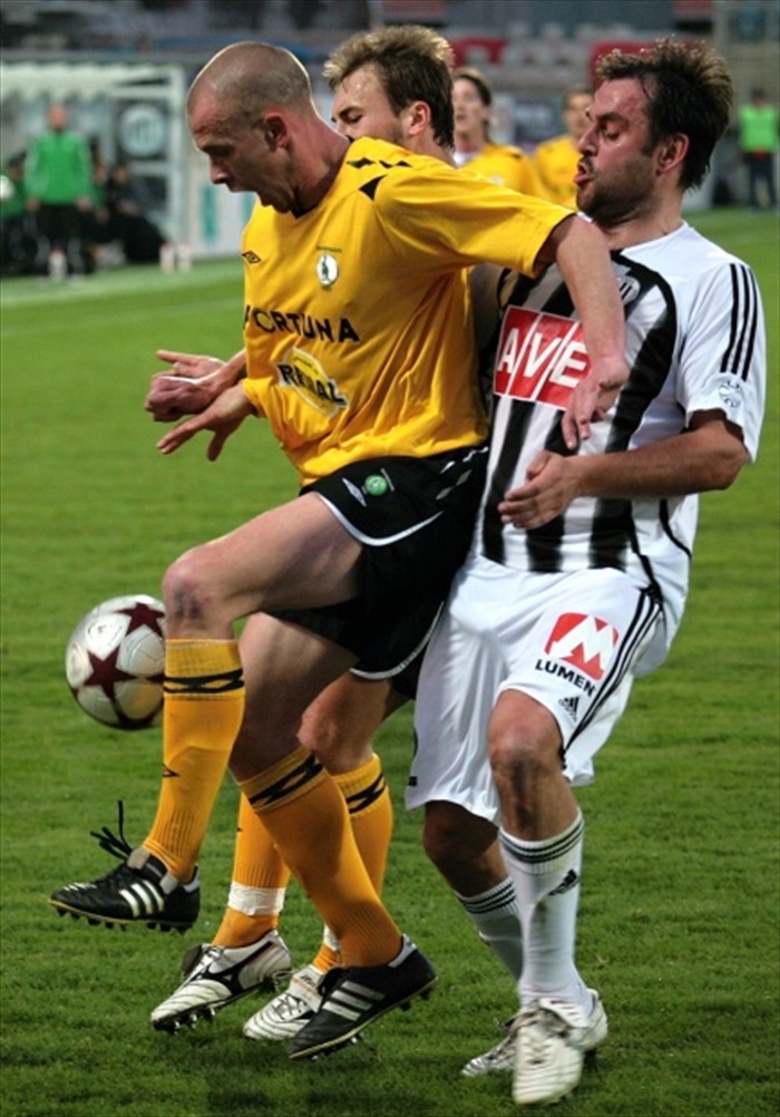 Lukáš Hartig v tvrdém souboji s Hunalem