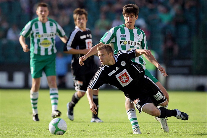 Lukáš Adam bojuje o míč.