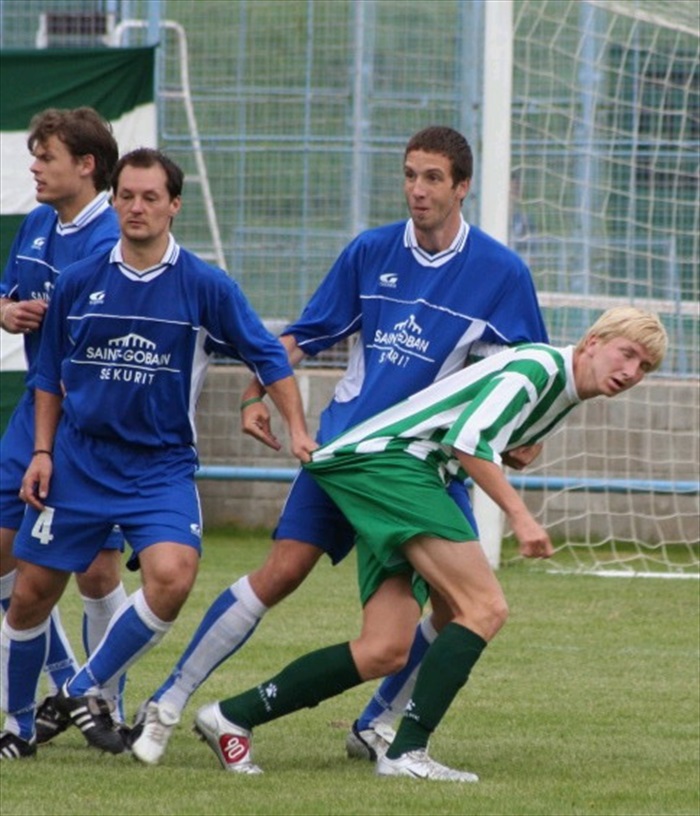 Hlavně nenápadně, říká si obránce, který drží Michal Pávek.