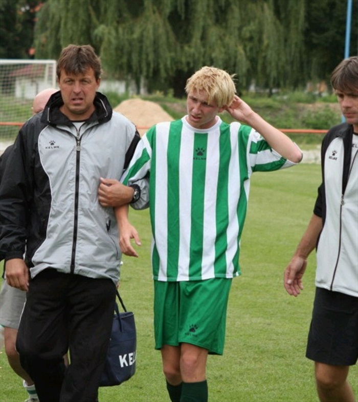 Otřesený Michal Pávek na hřišti pobyl jen sedm minut.