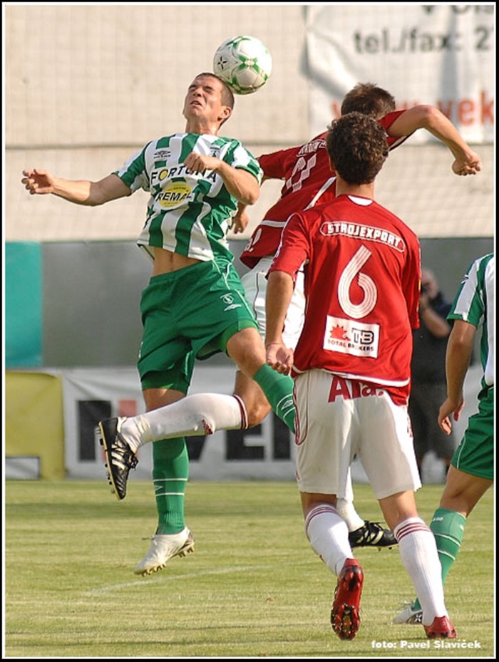 Hlavičkuje David Bartek.