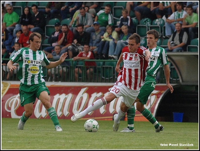 Exklokan Zdeněk Koukal prochází mězi dvěma hráči.