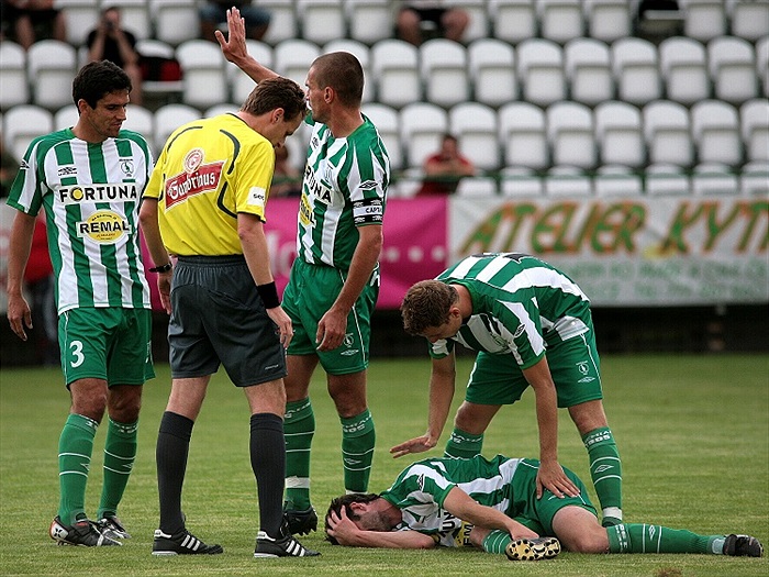 Zraněný Kunášek leží na zemi.