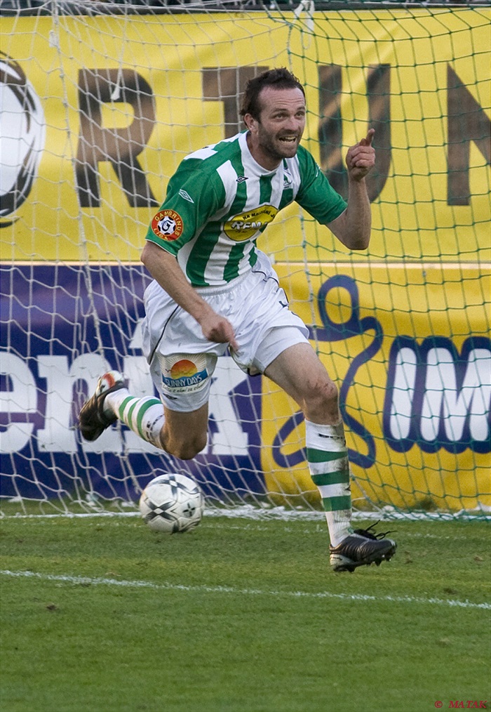 Petr Kunášek se raduje z gólu.