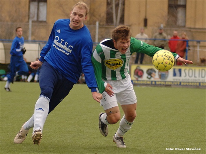 Květoně drží za dres Patera