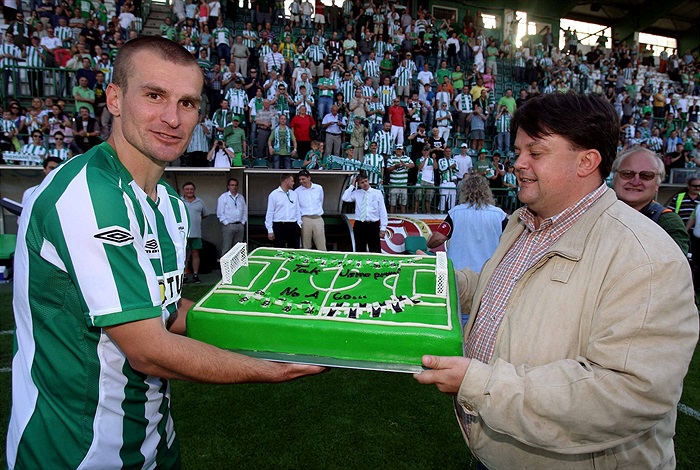 Kapitán Marek Nikl přebírá postupový dort od místostarosty Prahy 10 Zoufalíka.