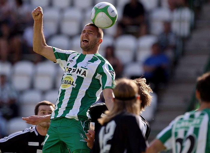 Martin Cseh hlavičkuje.