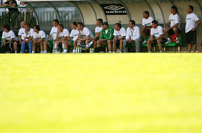 Celá lavička v bílých postupových tričkách.