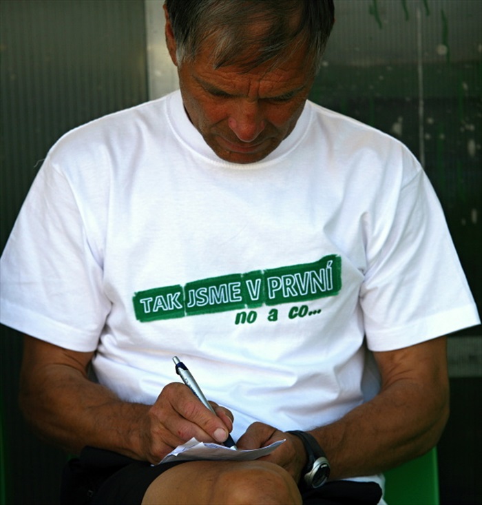 Asistent Václav Hradecký poctivě zapisuje...