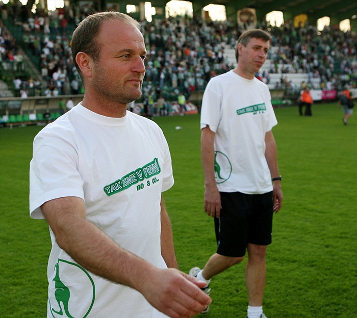 Trenér jde poděkovat fanouškům.