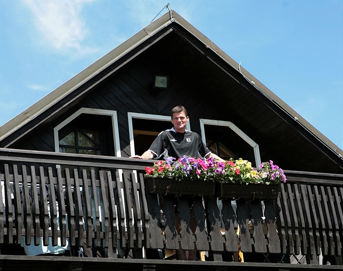 Pavol Švantner na balkonu.