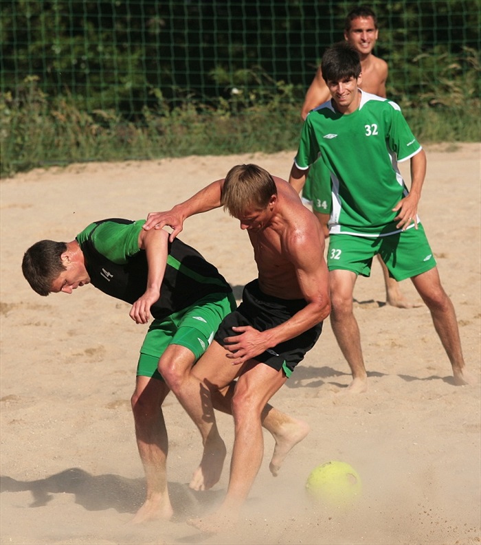 Slezi v boji o míč.