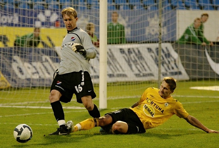 Škoda doráží na domácího brankáře.